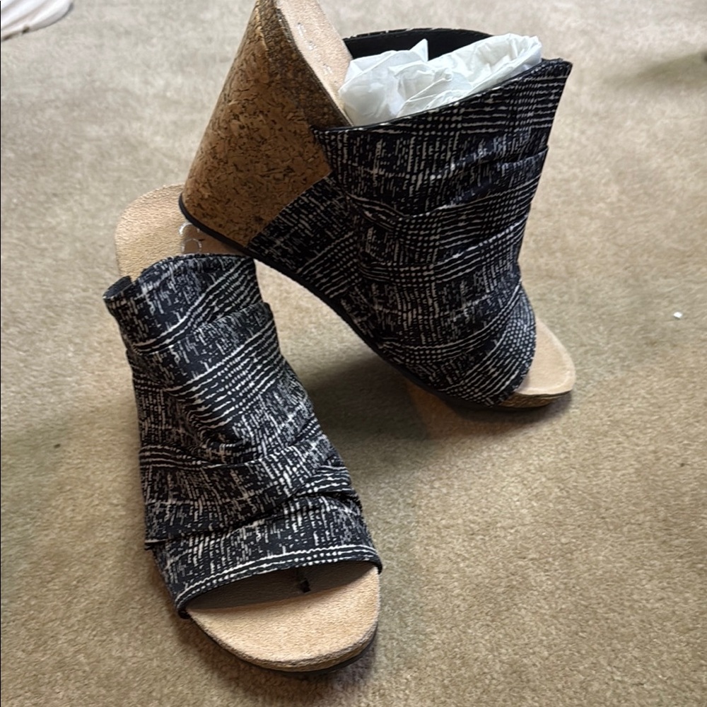 Coconuts by Matisse Black and Tan Wedge Sandals